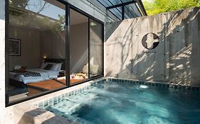 เฌอล็อค โฮเต็ล