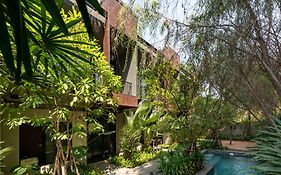 เฌอล็อค โฮเต็ล